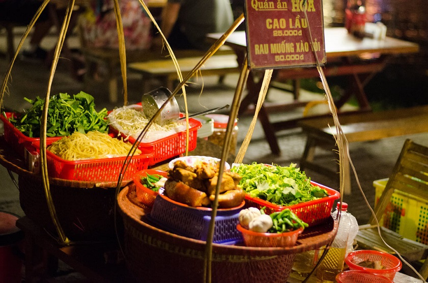 🍡 5. Wander the Night Market – Eat with Your Eyes and Heart