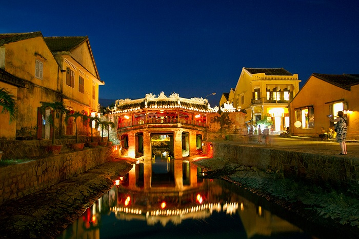 🏯 2. Visit the Japanese Covered Bridge – Symbol of Hoi An’s Soul