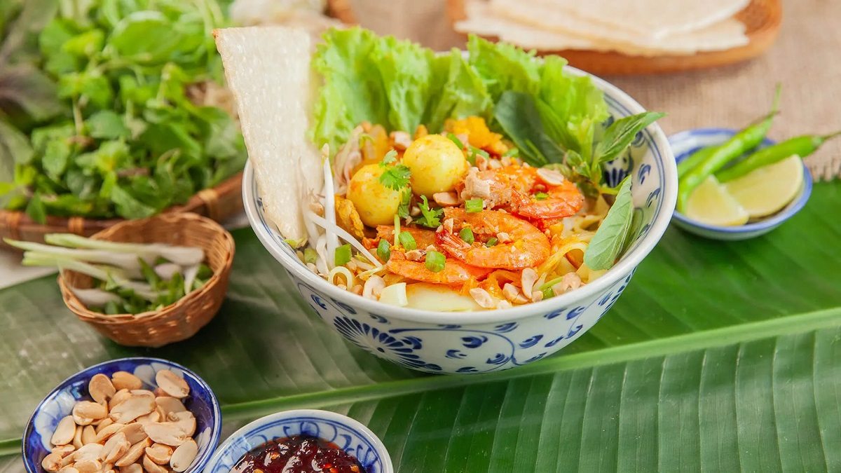 🥘 4. Sample Mi Quang – Central Vietnam’s Bold Noodle Bowl