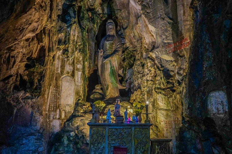 🏯 4. Marvel at Ancient Pagodas and Towering Statues