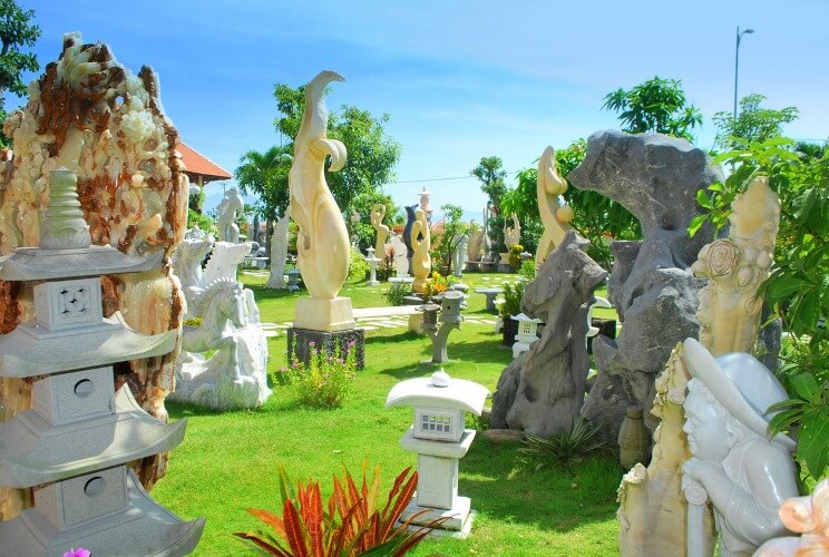 🎁 5. Visit Stone Carving Villages – The Art Beneath the Mountain